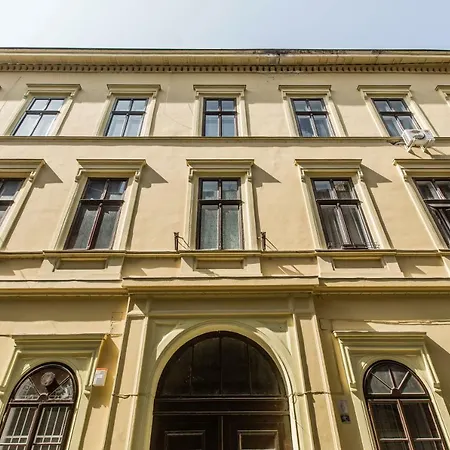 Sunlit Forest In The Centre شقة